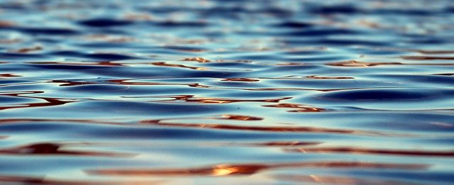 Fare il bagno nelle acque di un lago