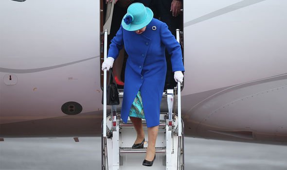La regola della Regina Elisabetta per scendere dall'aereo