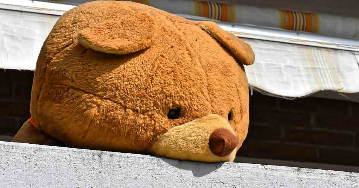 Mamma lascia figli sul balcone