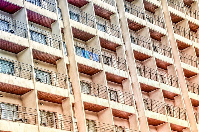 Bambini rinchiusi sul balcone