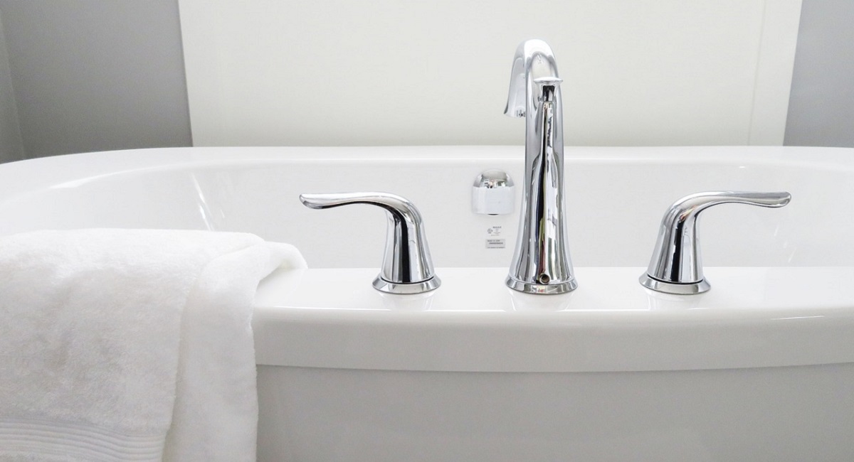 Come pulire lo sporco sotto i rubinetti: i trucchi per evitare le incrostazioni