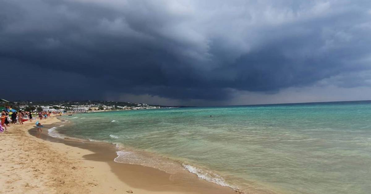 Salento, tromba d’aria a Pescoluse, Marina di Salve semina il panico sulla spiaggia, il video