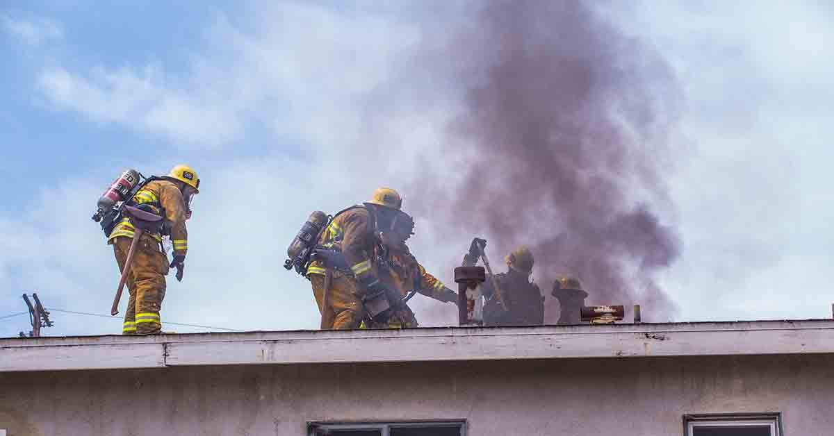 Pompieri nella casa in fiamme