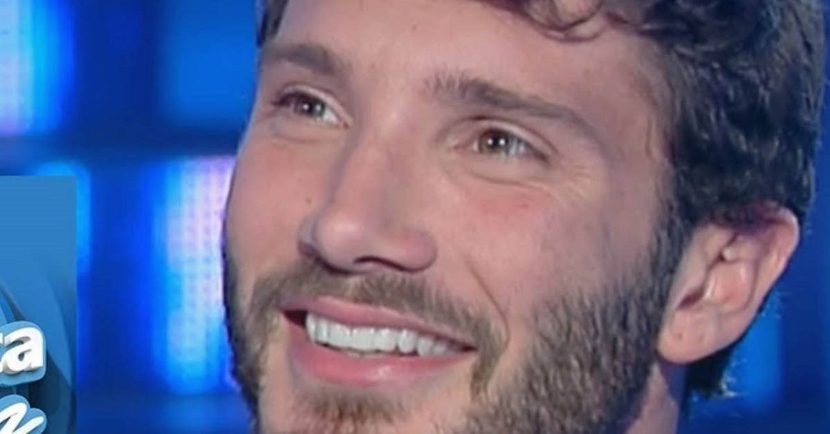 Stefano De Martino si commuove in diretta