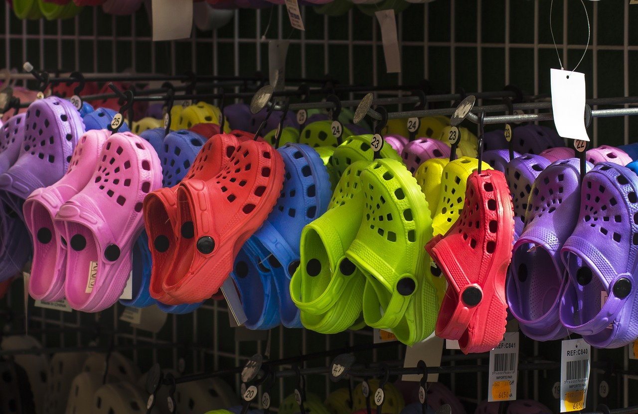 Ciabatte colorate di plastica