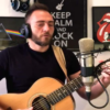 Andrea Cardillo con chitarra e cuffie