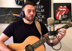 Andrea Cardillo con chitarra e cuffie