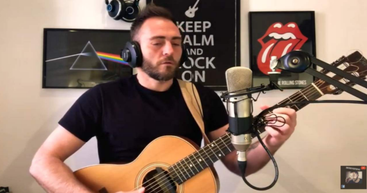 Andrea Cardillo con chitarra e cuffie