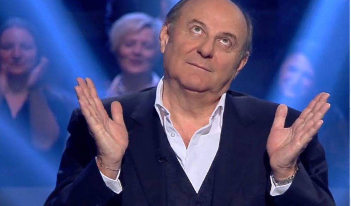 Gerry Scotti con le stampelle, il doloroso incidente: “Sono svenuto dal dolore”