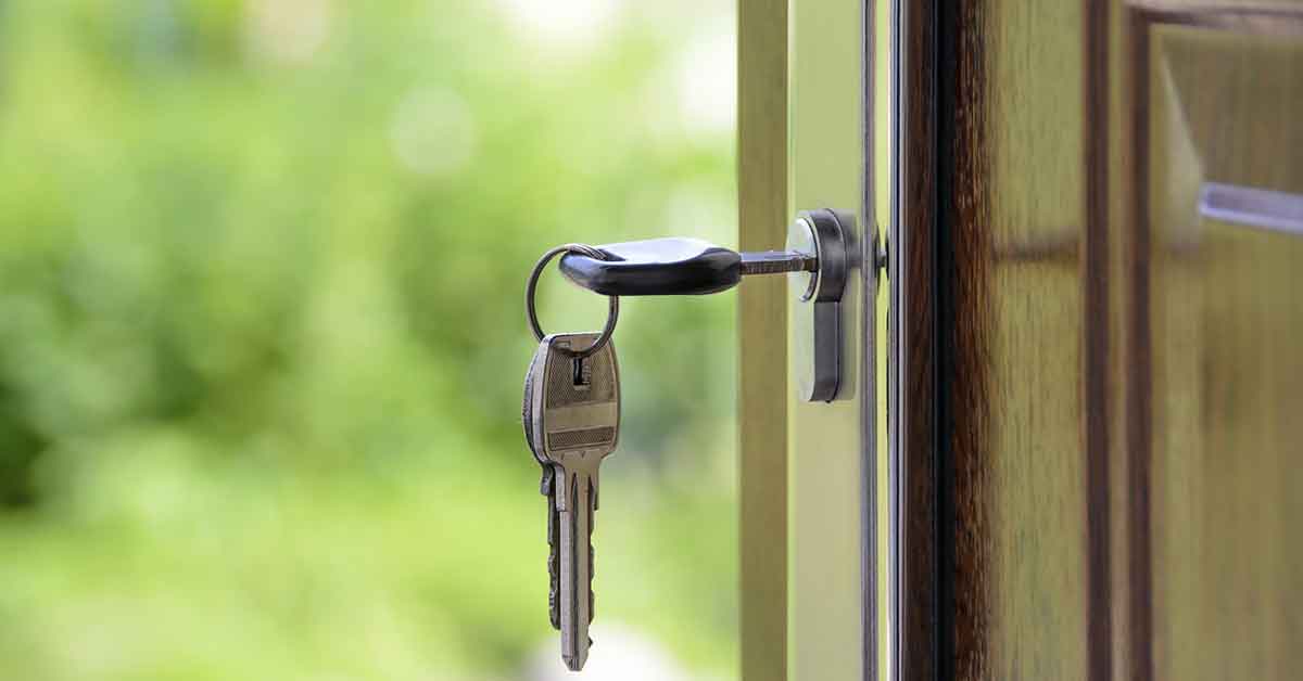 A Erba bambina di 2 anni chiude la madre fuori di casa