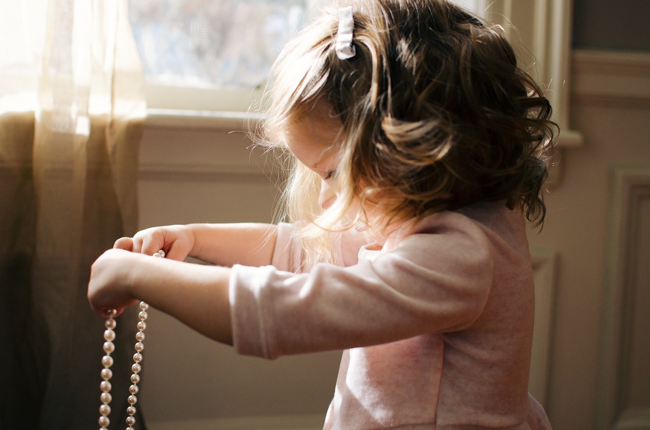 Bambina gioca da sola in casa