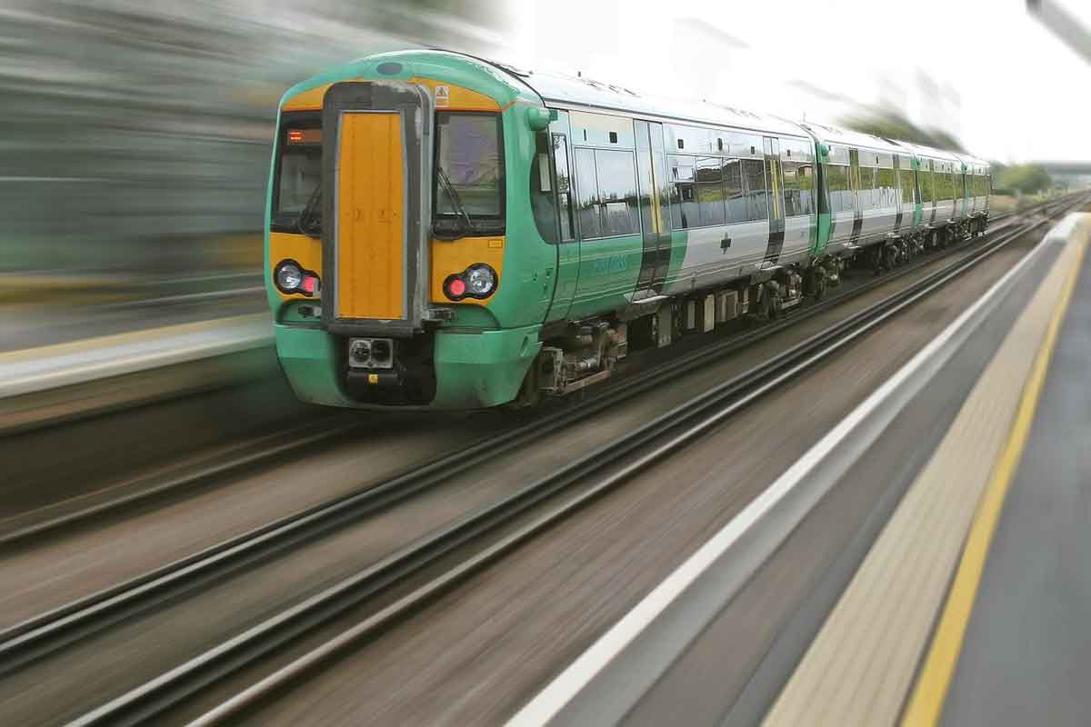 Bimbo rincorre un treno