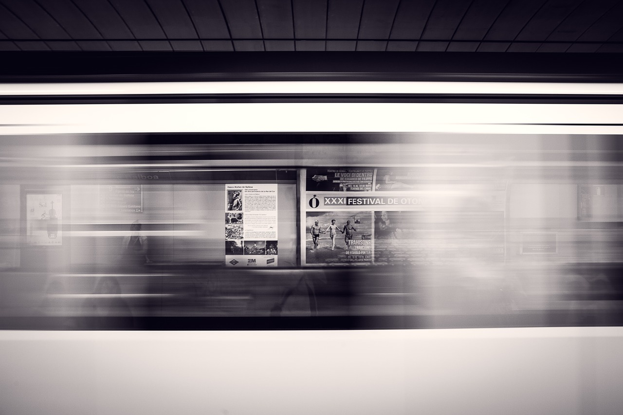 Vagone in corsa in stazione