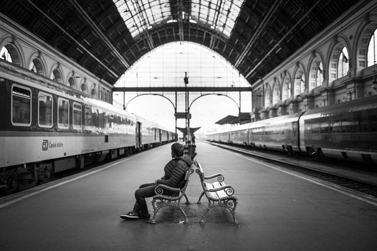 Passeggeri in attesa in stazione