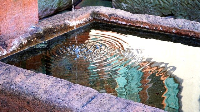 Fontana con l'acqua dentro