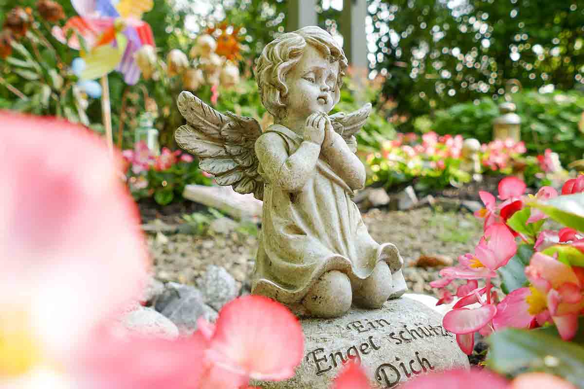 Castagneto Carducci, i funerali del bimbo investito dallo scuolabus