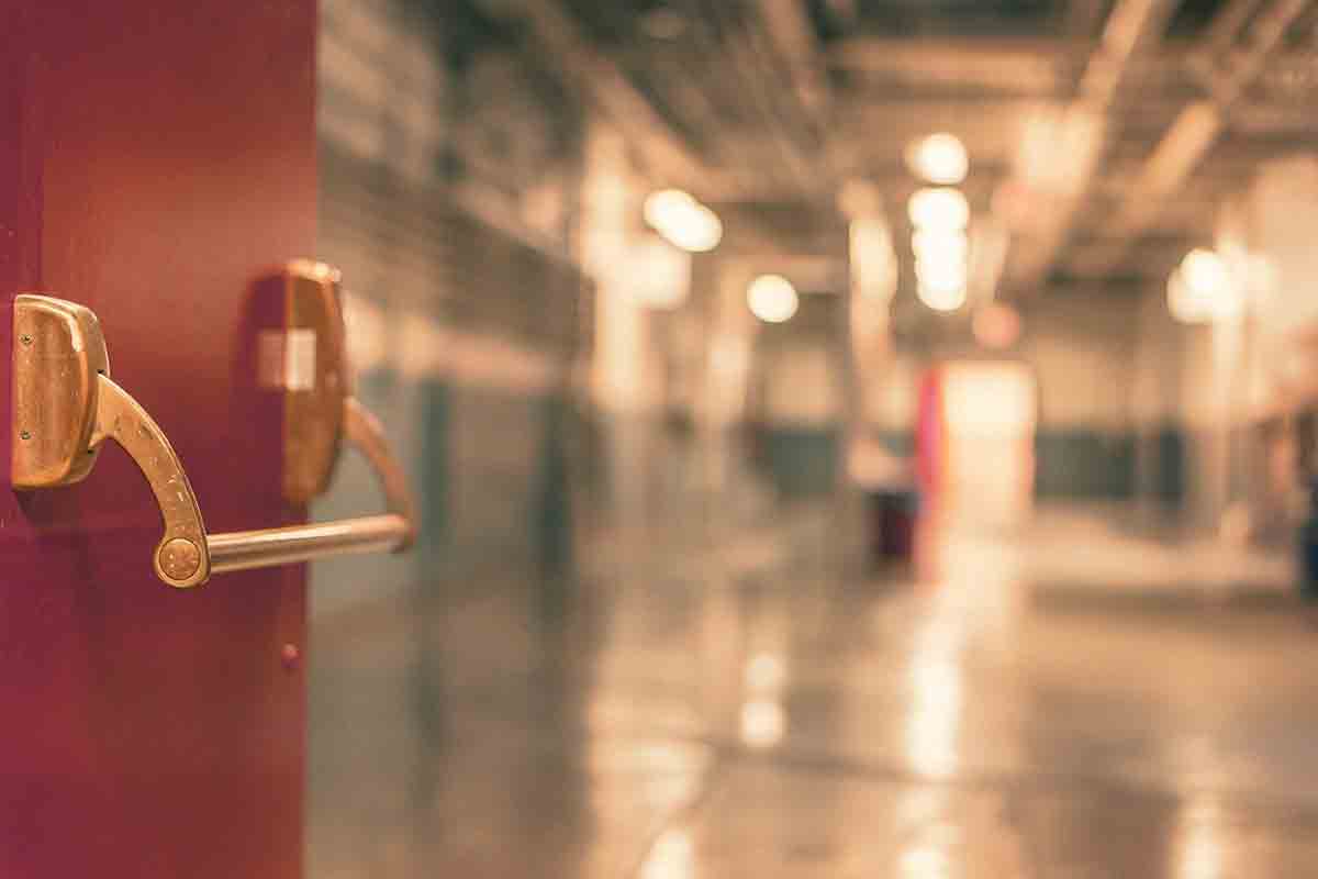 Castano Primo, tredicenne cade dalla finestra