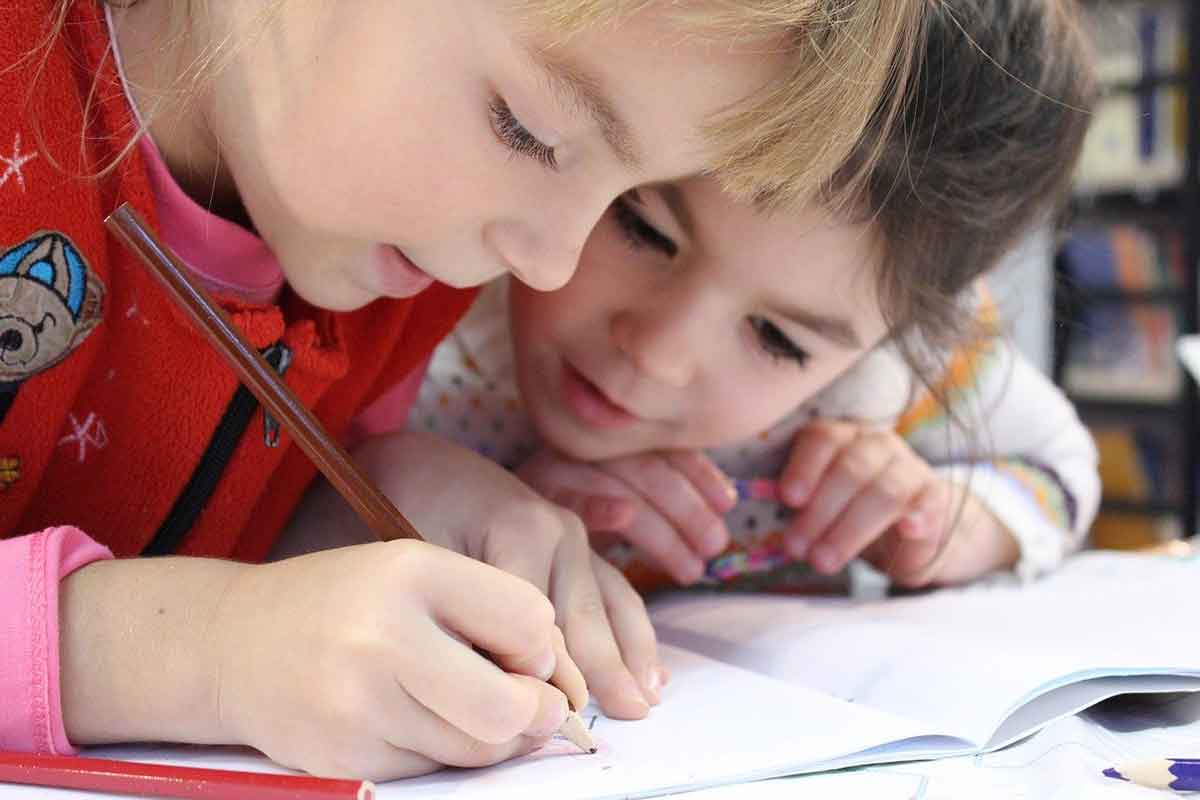 Bambino a scuola positivo