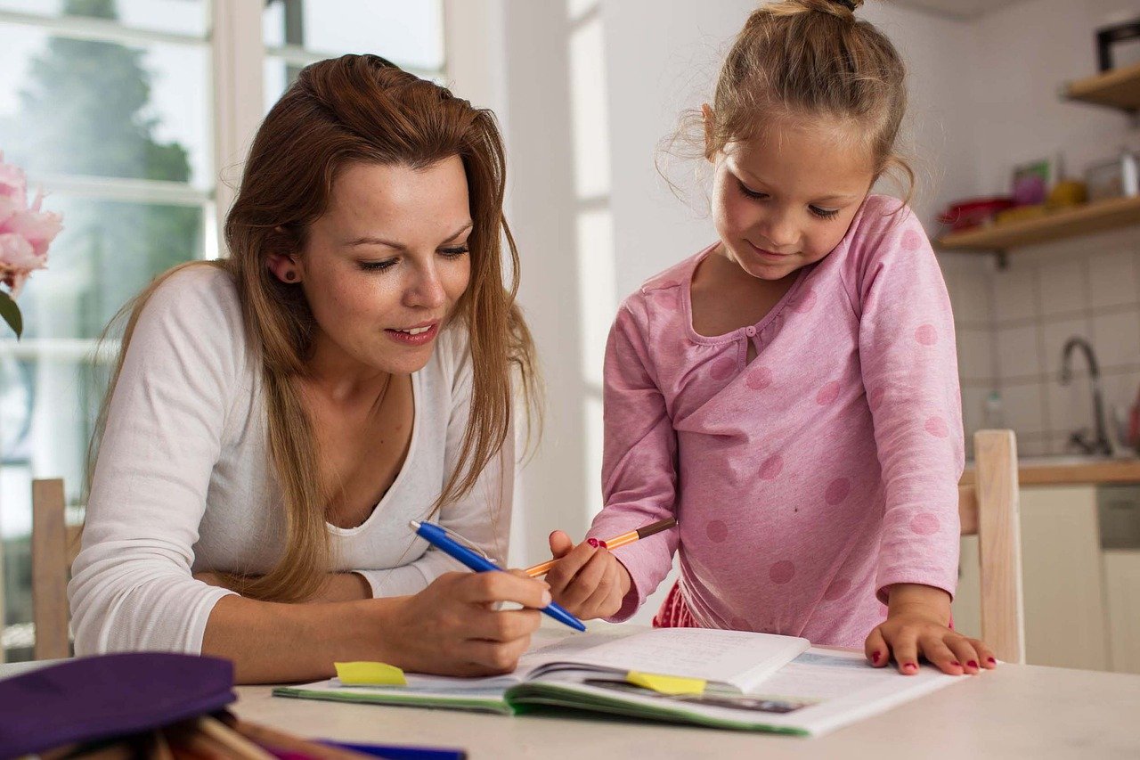 Aiutare tuo figlio nei compiti non significa farli al posto suo: ricordatelo