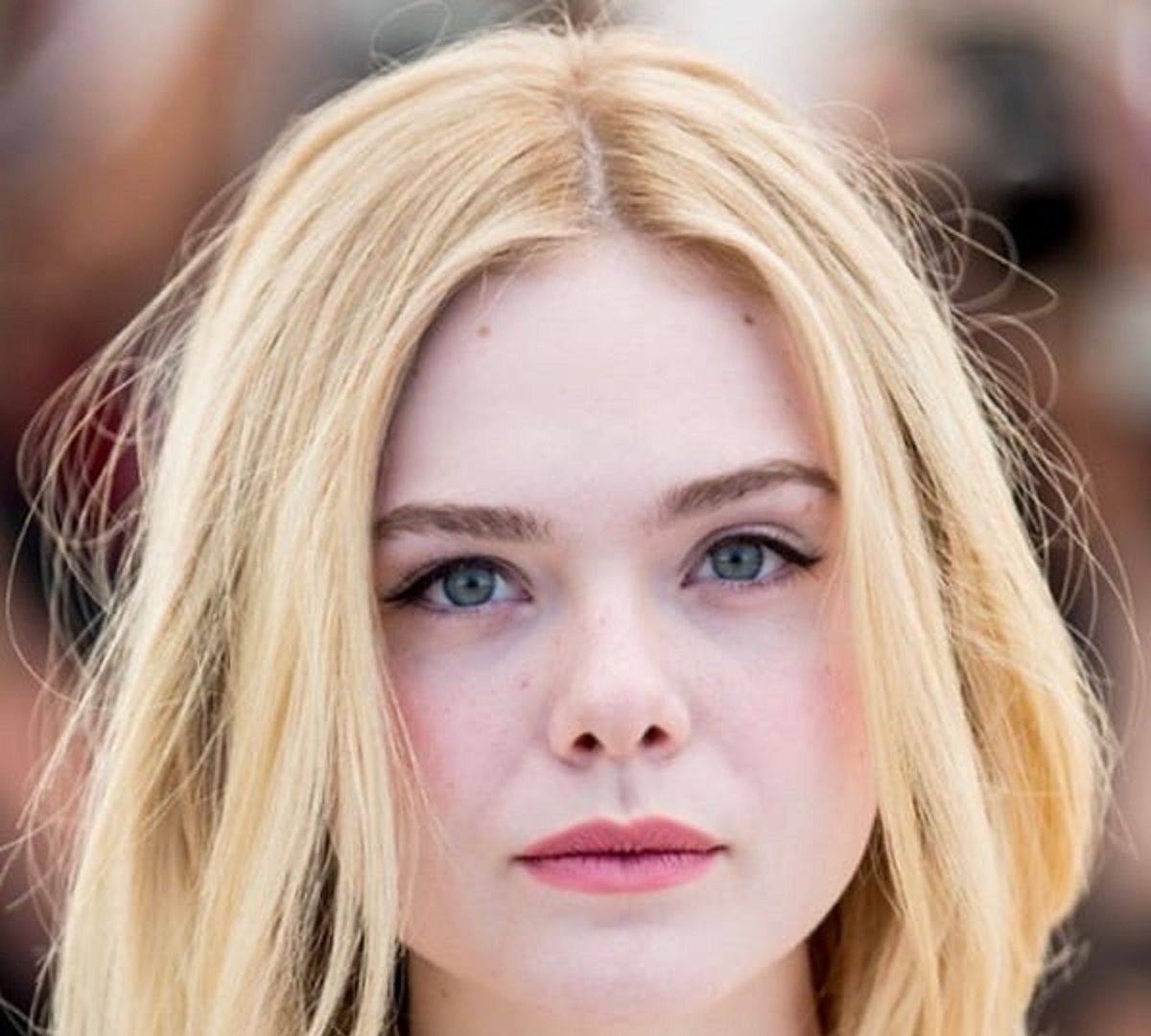 Elle Fanning mostra l’eczema  sugli occhi: ecco la foto acqua e sapone