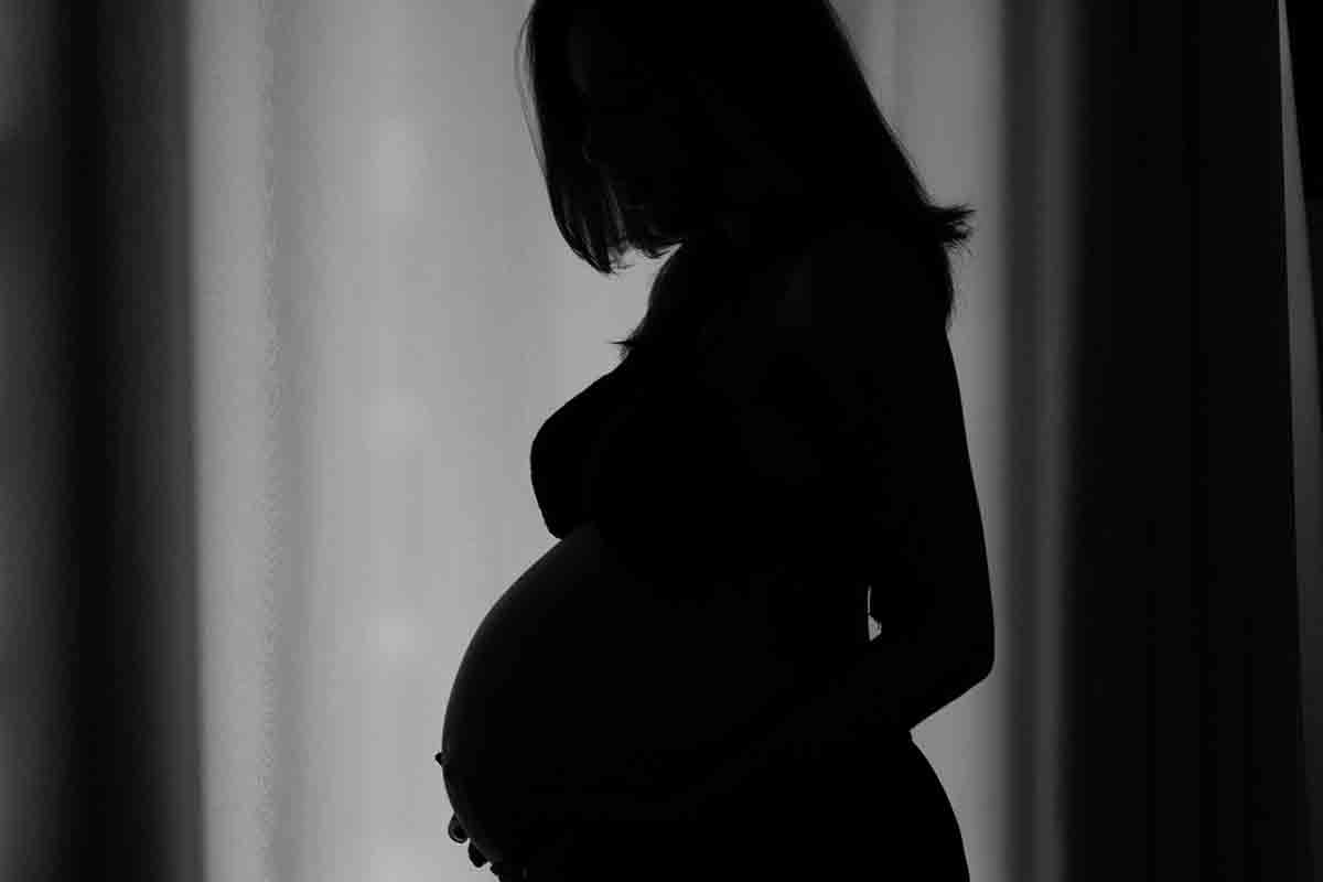 Feto abortito in un cassonetto, mamma scoperta dopo un ricovero