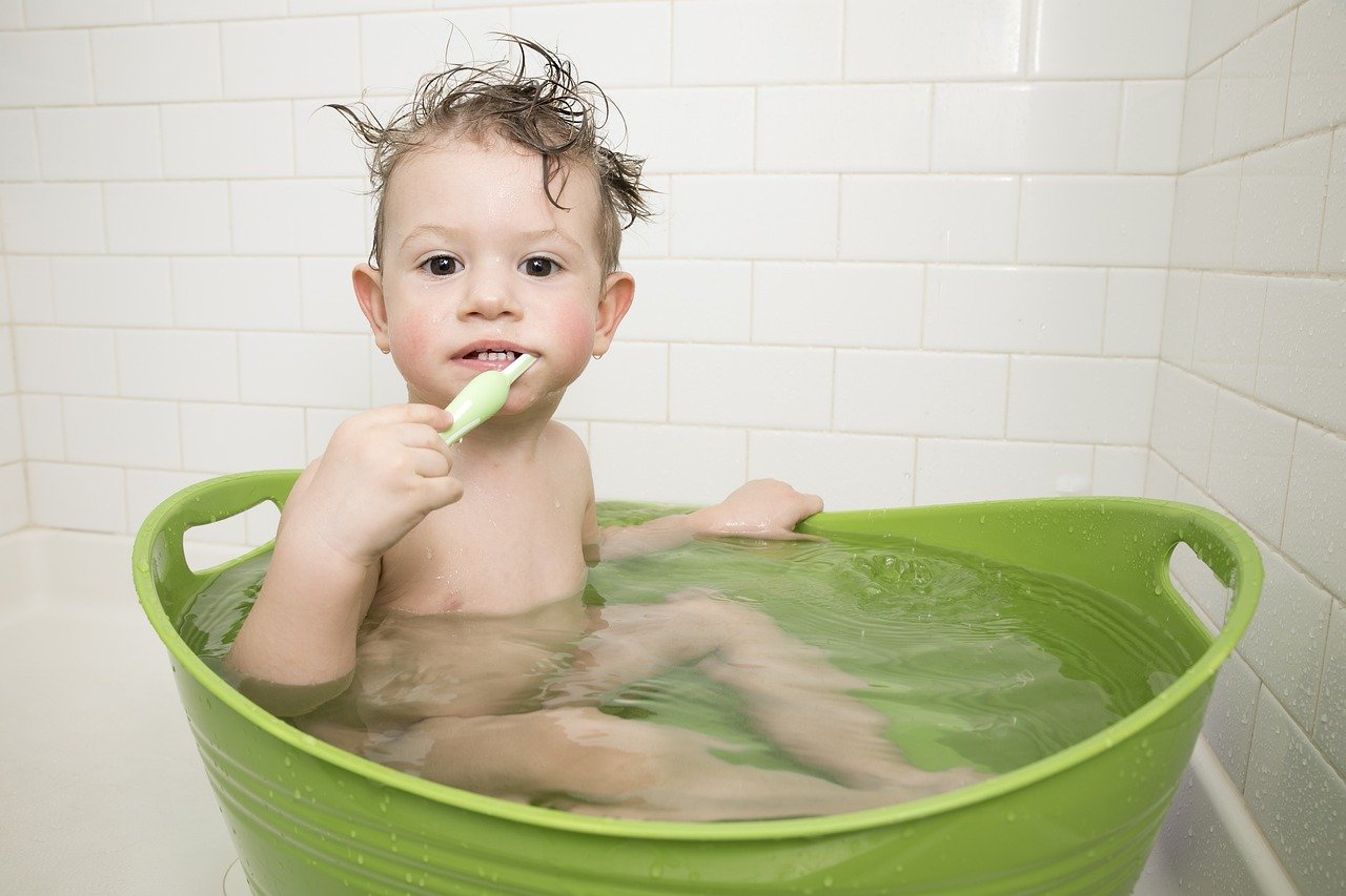 Igiene dentale dei bambini, come insegnare loro a lavarsi i denti per bene