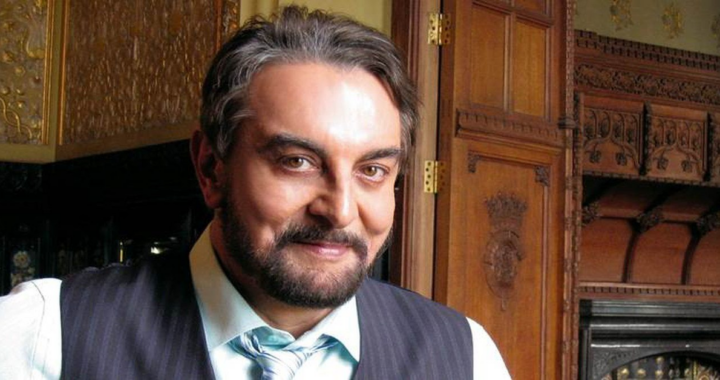 Kabir Bedi primo piano camicia e gilet