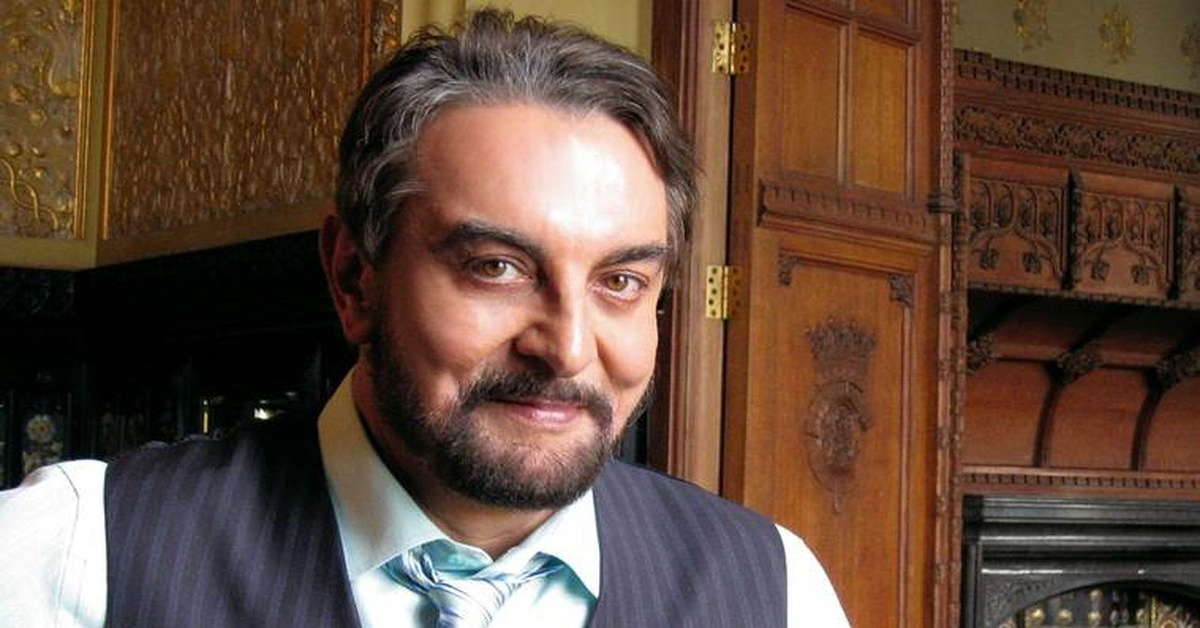 Kabir Bedi primo piano camicia e gilet