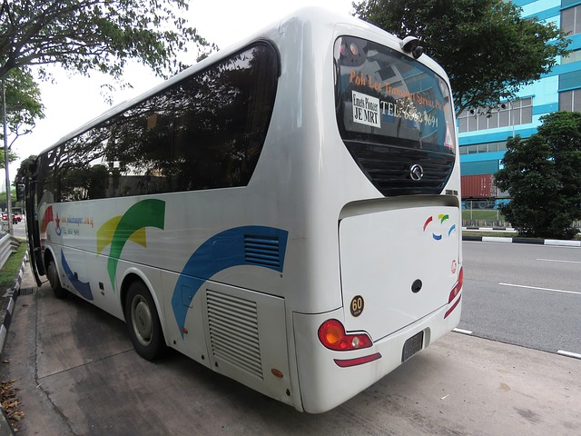 Autobus fermo alla fermata