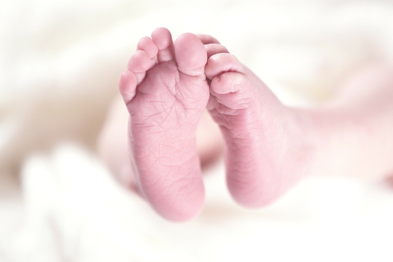 i piedini del neonato appena nato