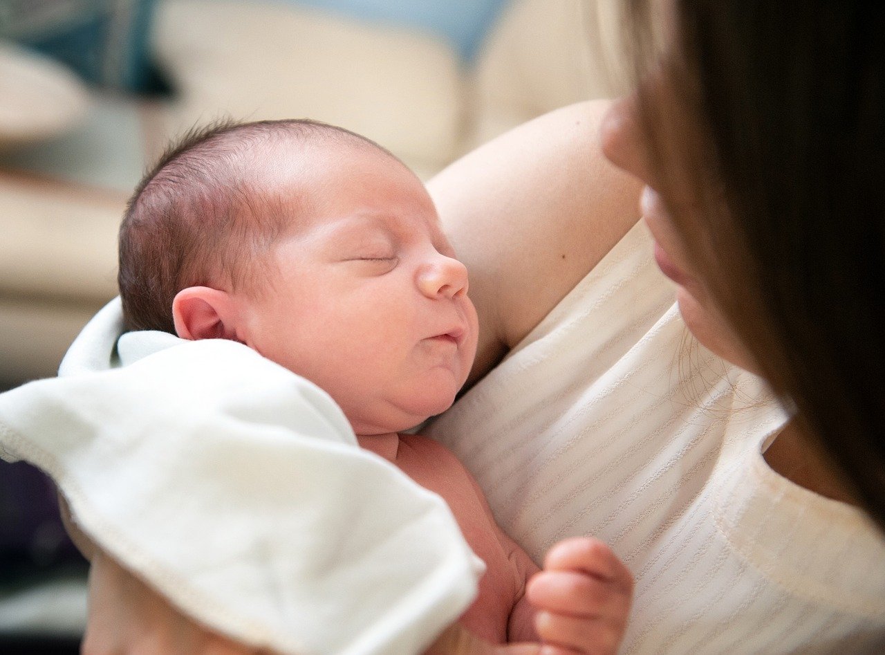 Bambino di poche settimane di vita