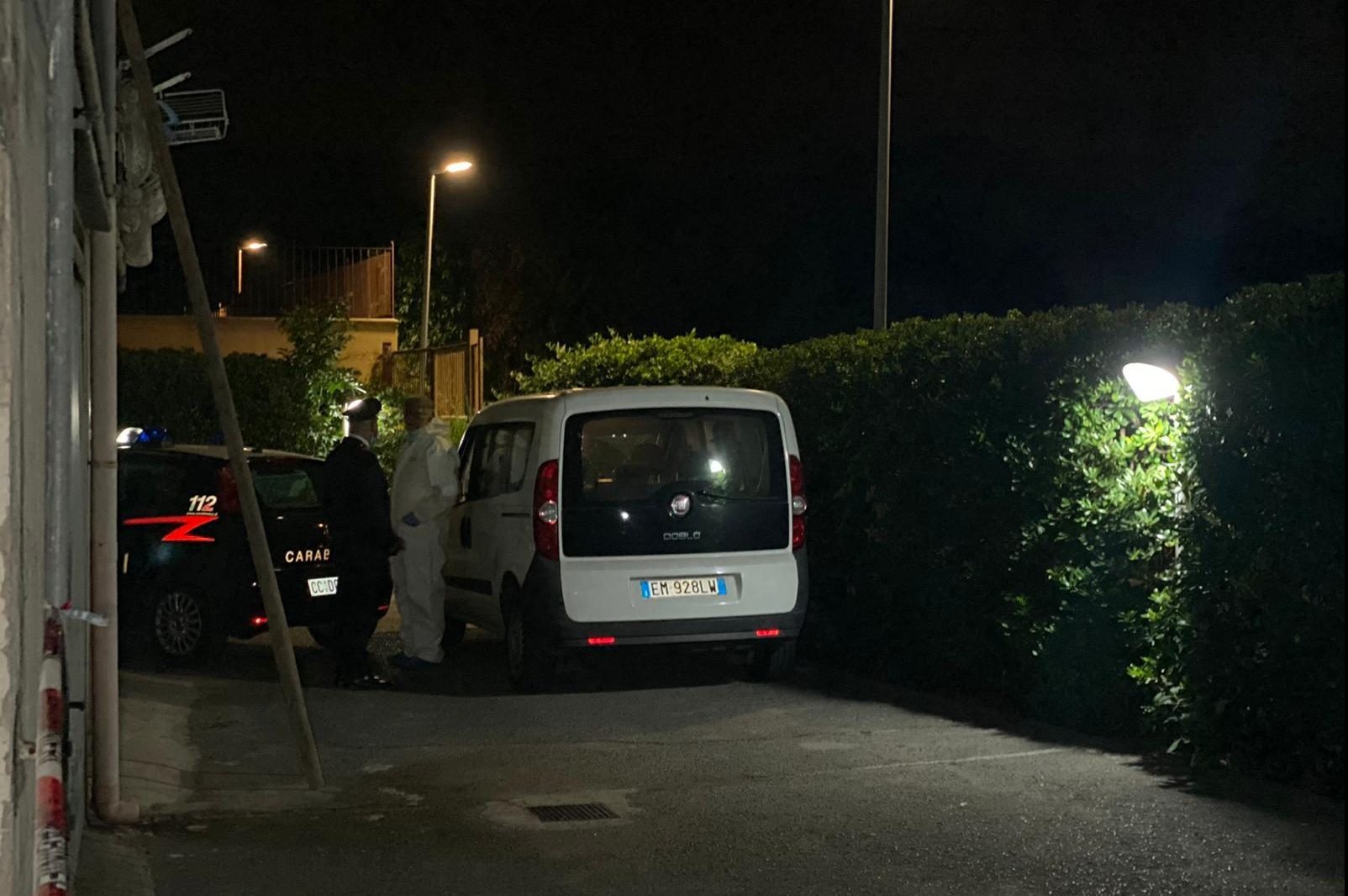 Trovato un neonato morto in una siepe