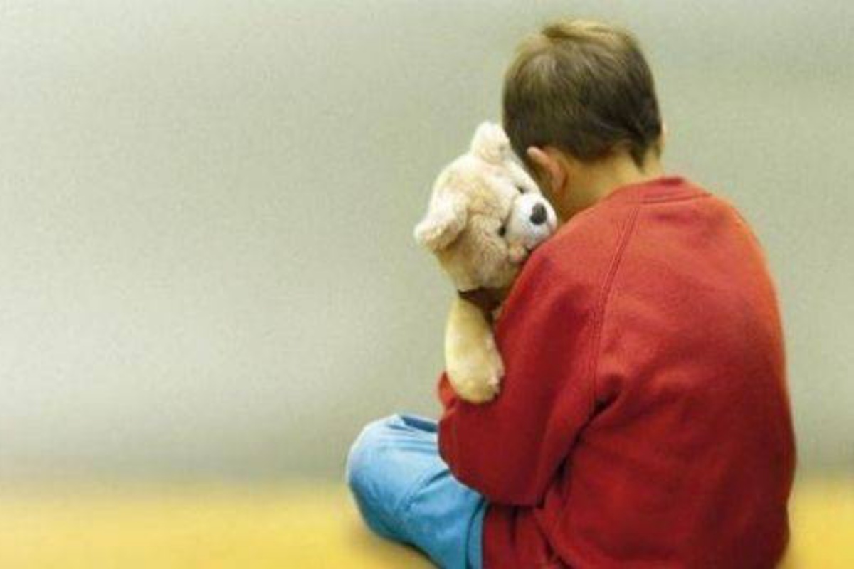 Padre ha lasciato il figlio di 11 solo in casa, per andare in vacanza