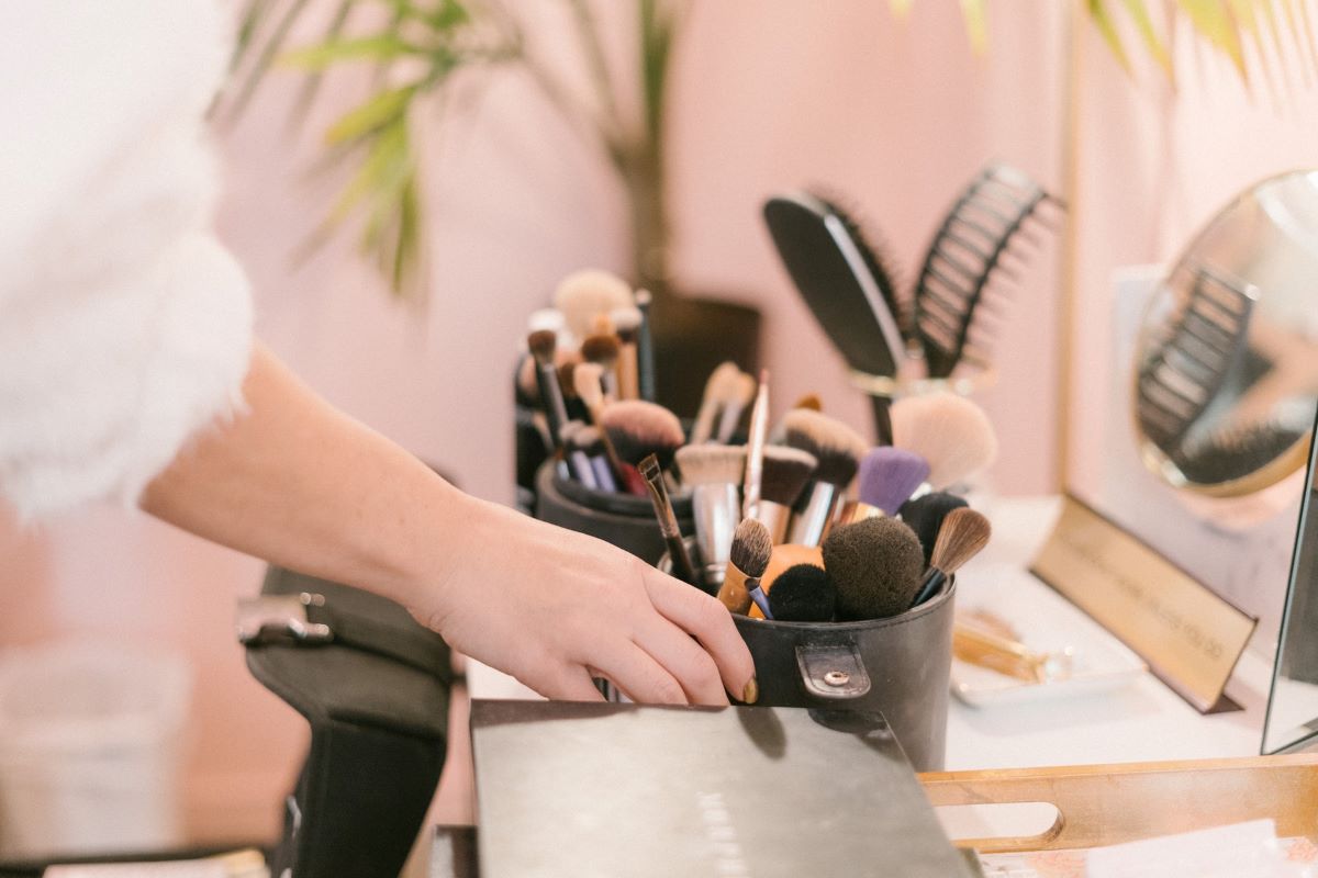 Postazione trucco a casa: come organizzarla alla perfezione, in modo ordinato