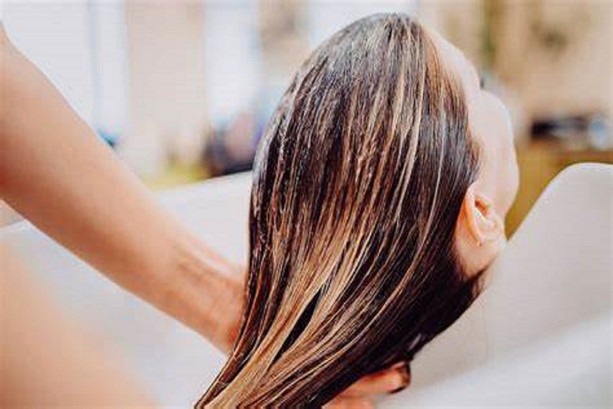 Se non lavi i capelli per una intera settimana ecco cosa succederà