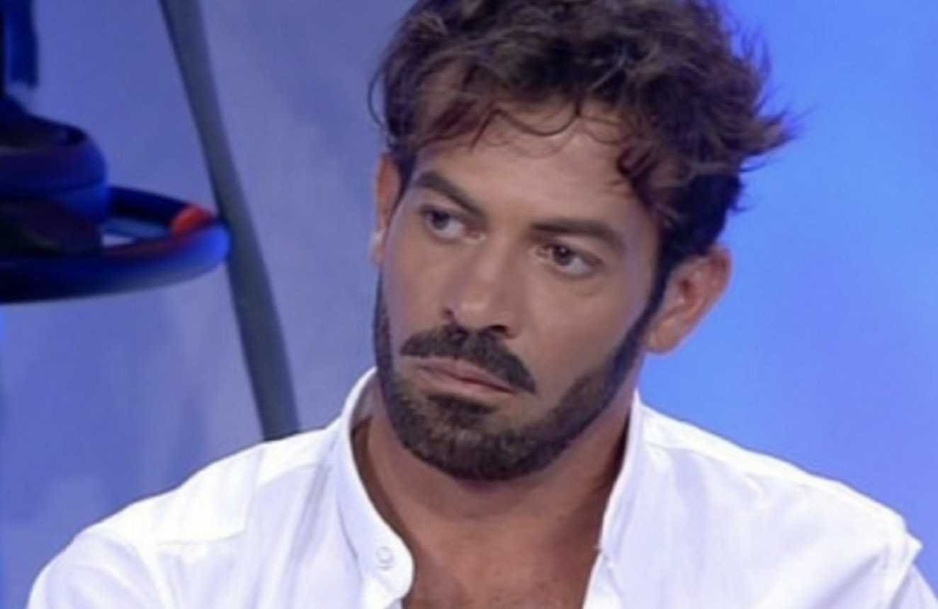 Gianni Sperti è gay? Lui replica ad un utente