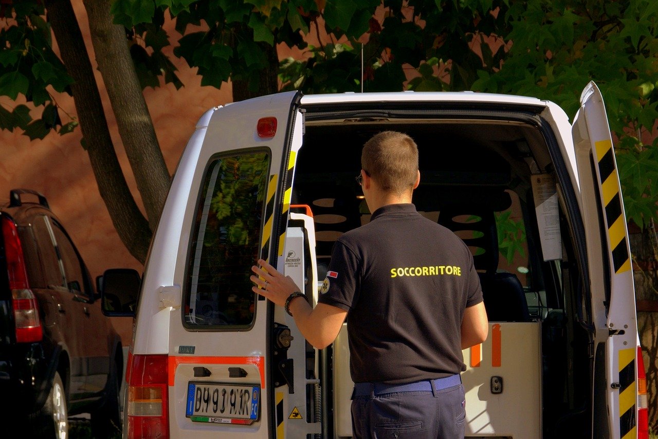 Ambulanza trasporta la donna in ospedale