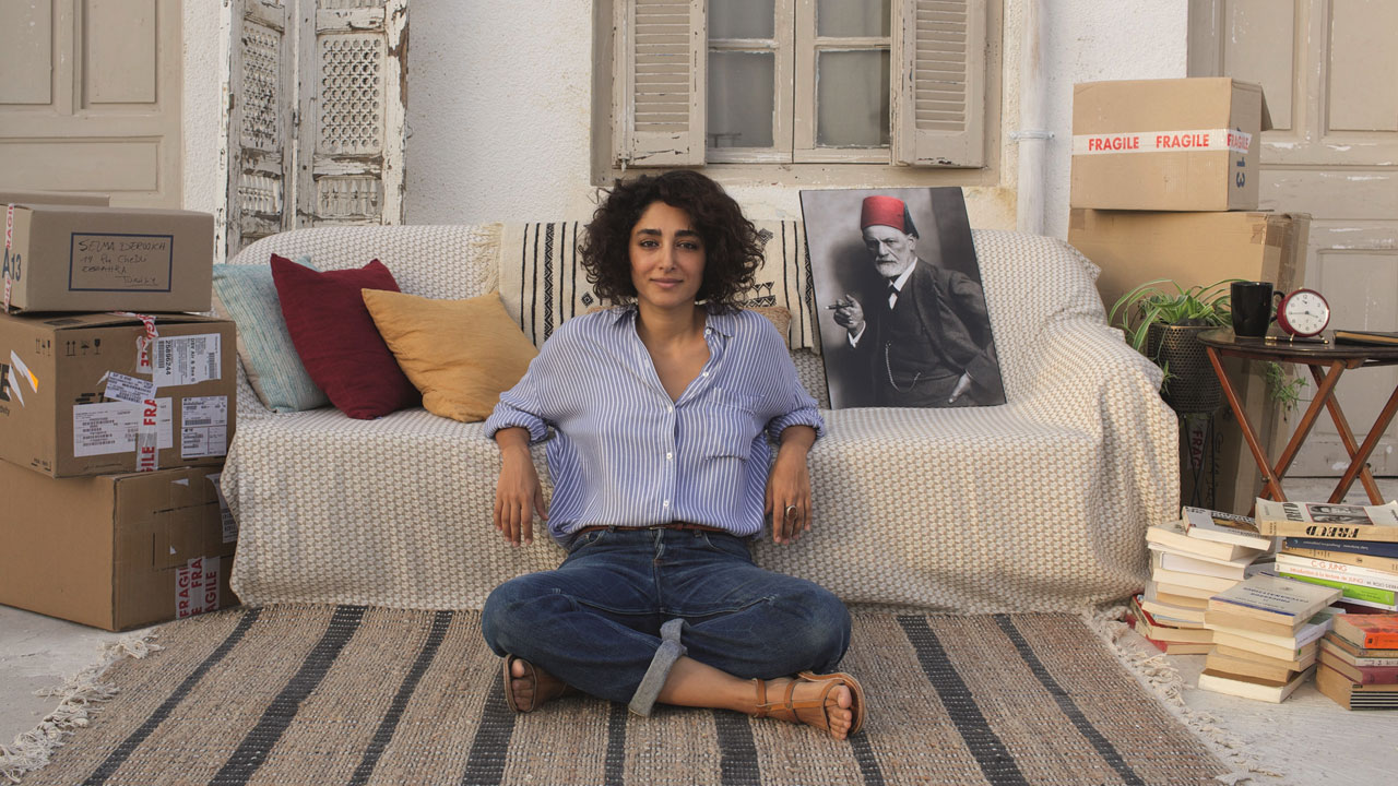 Un divano a Tunisi: la commedia terapeutica e irresistibile