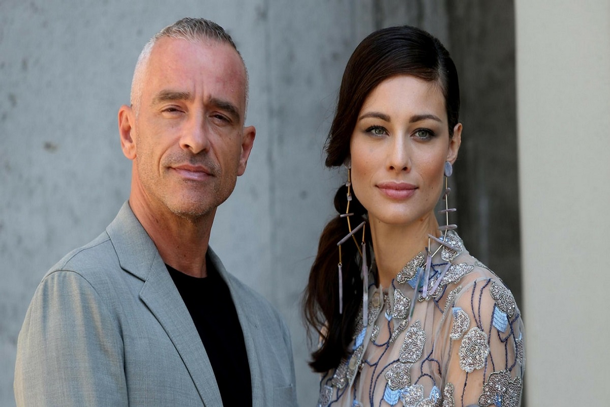 Chiamando un cololega sbaglia numero e chiama Eros Ramazzotti. Lui la invita nel suo studio