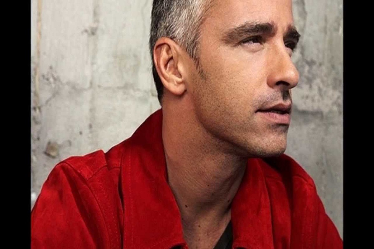 Chiamando un cololega sbaglia numero e chiama Eros Ramazzotti. Lui la invita nel suo studio