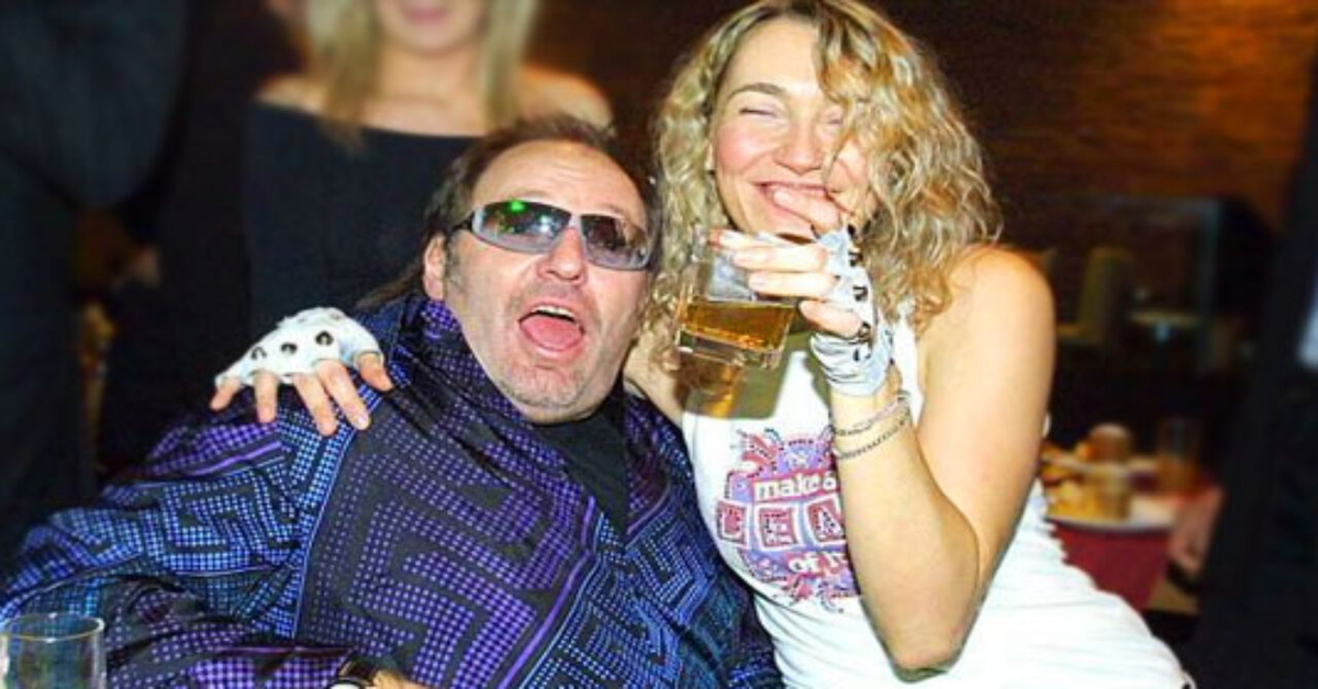 Laura Schmidt e Vasco Rossi abbracciati con bicchiere di birra