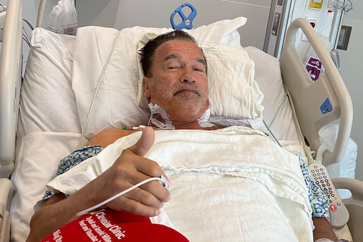 Arnold Schwarzenegger sul lettino d'ospedale