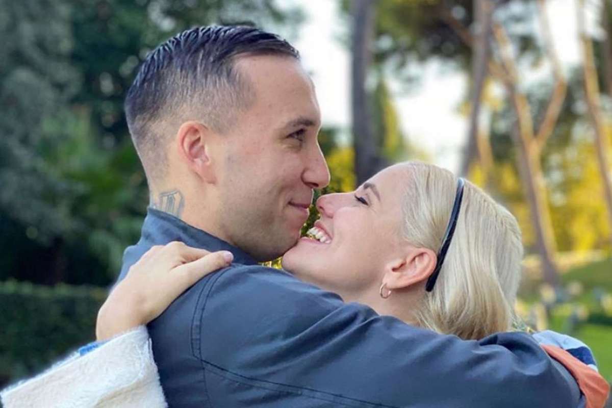Briga, proposta di matrimonio alla fidanzata Arianna: “Per tutta la vita”