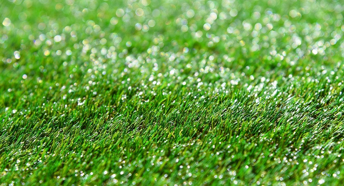 Come pulire l’erba sintetica: i trucchi per farla sembrare quasi naturale