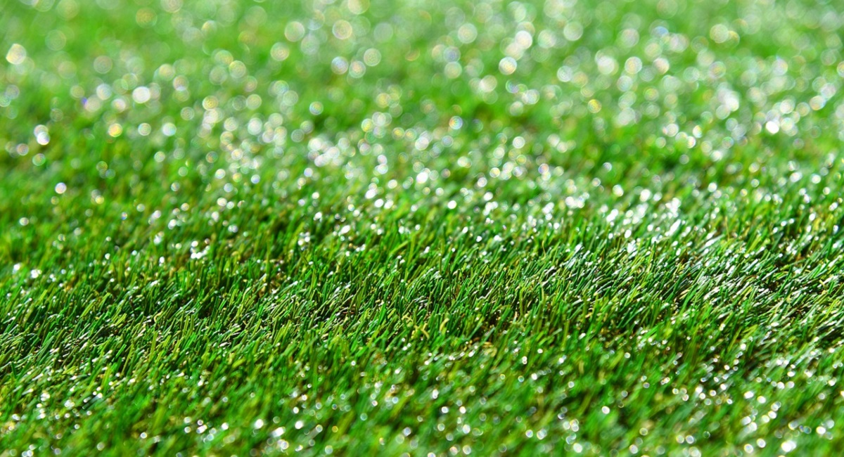 Come pulire l’erba sintetica: i trucchi per farla sembrare quasi naturale