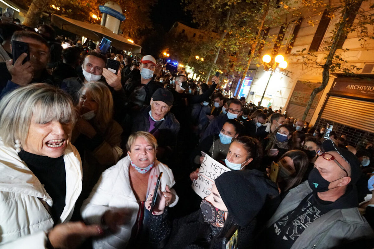 Gente protesta per misure anti-Covid in Campania