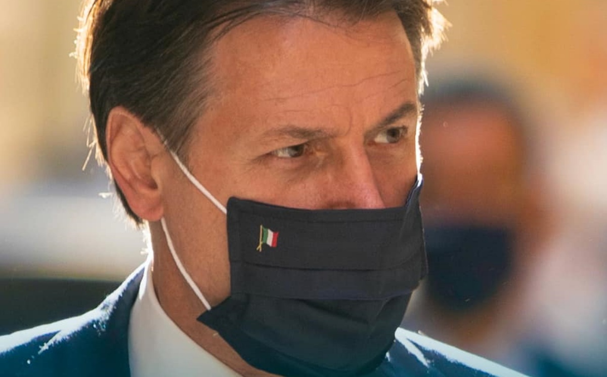 Giuseppe Conte illustra il Decreto Ristori 