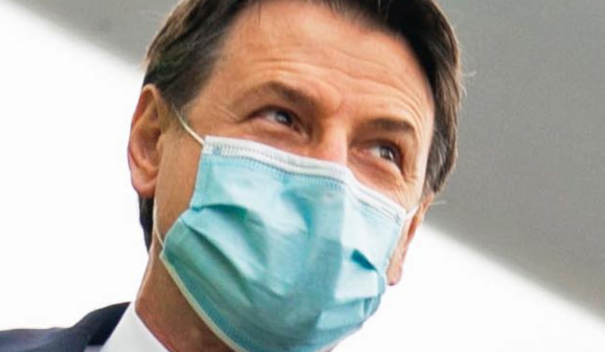 Giuseppe Conte illustra il Decreto Ristori