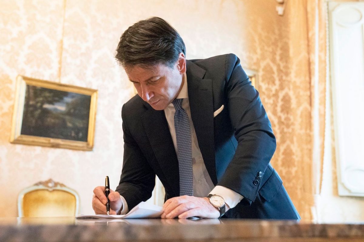 Giuseppe Conte firma il dpcm Covid