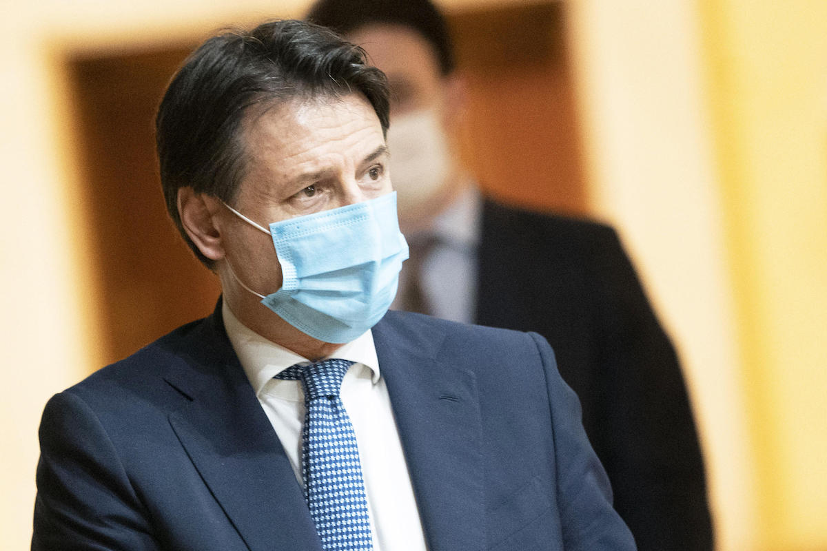 Giuseppe Conte con la mascherina